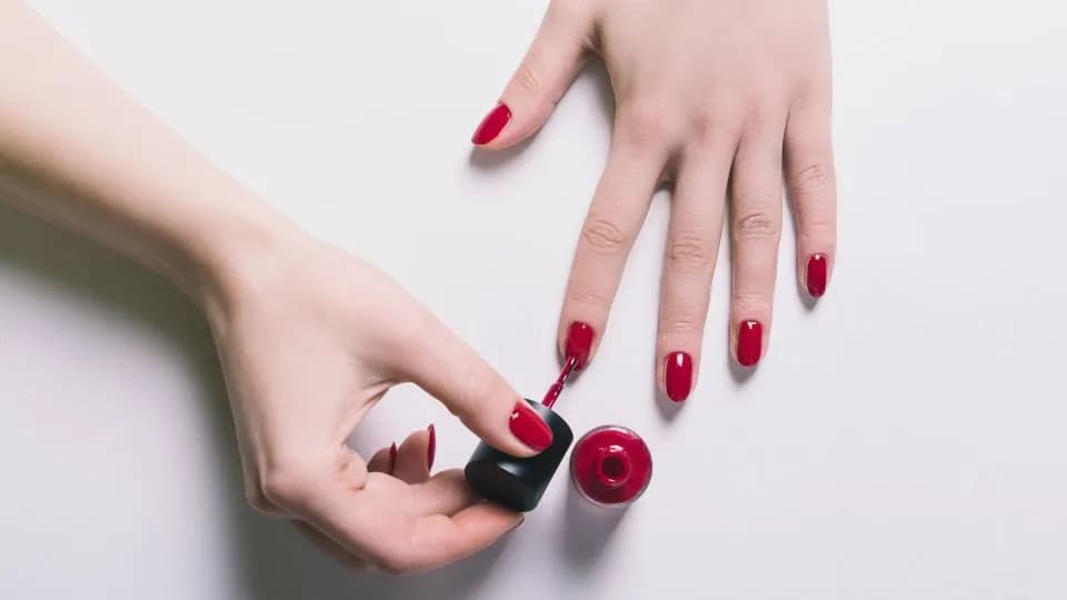 Manicure winylowy: co to jest i jak działa? Zalety i wady