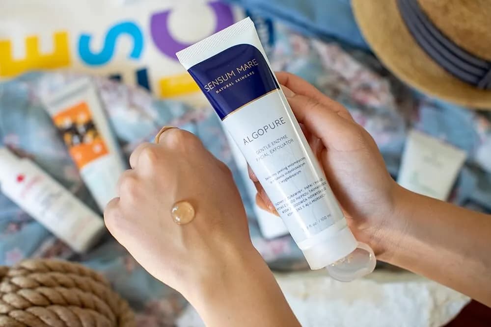 Jaki peeling do cery trądzikowej? 5 skutecznych rodzajów